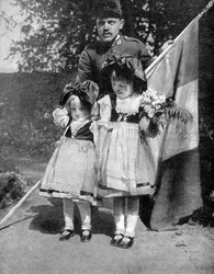Unge Alsace børn i traditionel dragt med en fransk soldat, Første Verdenskrig, 1915