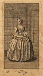 Ung dame går i et rum med paneler