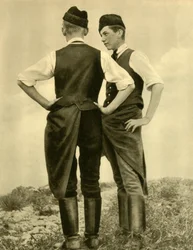 Unge mænd i traditionel kostume, Burgenland, Østrig, c1935.