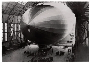 Zeppelin LZ 127 Graf Zeppelin ind i sin hangar, 1933
