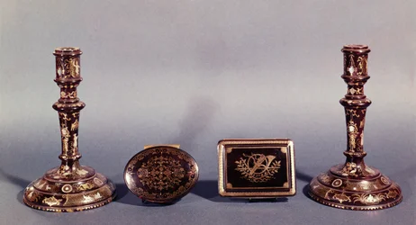 Et par Louis XVI lysestager indlagt med guld og perlemor med to engelske 1700-tals pique point æsker
