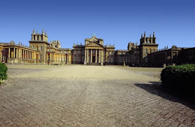Blenheim Palace, udvendigt vue, opført af John Vanbrugh (1664-1726) og Nicholas Hawksmoor (1661-1736) mellem 1705 og 1722, Oxfordshire, Storbritannien