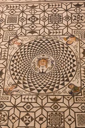Carmona, Sevilla-provinsen, Spanien. Romersk mosaik af Medusa i rådhuset.