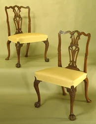 Chippendale-spisestuestole, udskårne, gennembrudte og kannelerede rygstykker, bugtet topryg med C-volutter, flammeliste og løvværk på cabrioleben med pjuskede poteformede fødder, ca. 1760
