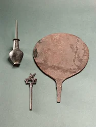 Kobberhårnål, collyriumstang med potte og spejl, Mohenjodaro, 2300-1750 f.Kr.