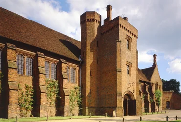 Udvendigt billede af det gamle palads i Hatfield House, Hertfordshire, bygget i 1480