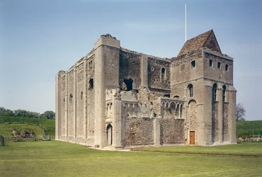 Udvendigt billede af holdene, Castle Rising, Norfolk, bygget c.1138