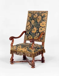 George II håndarbejdet sofa, ca. 1745. Serpentine ryg, buede arme beklædt med håndarbejde med udskårne cabriole ben.
