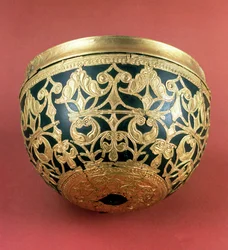 Gennembrudt guld til en lakeret skål fra Schwazenbrach keltisk kunst, 5. århundrede f.Kr