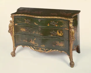 Grønlakeret og pakkeforgyldt serpentinkommode i stil med Thomas Chippendale