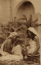 Harem-piger, der ryger vandpibe, fra et postkort fra det tidlige 20. århundrede (sepia-billede)