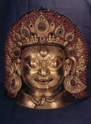Leder af Bhairava, slutningen af det 17. århundrede (præget kobber, malet og forgyldt)