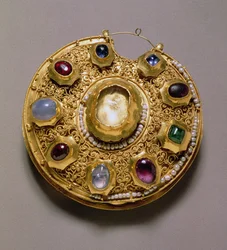 Kolt medaljon, guld prydet med perler og juveler, cloisonne, emalje, filigran og granulering dekoration, Ryazan, 1100-tallet
