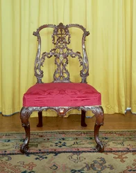 Rygstol af mahogni bånd af Chippendale design