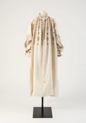 Herreskjorte i hør med sort broderi, 1600-tallet