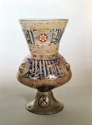 Moskelampe, med dedikation til Shibi-Abdania Kafur ar-Rumi, midten af det 14. århundrede (emaljeret glas)