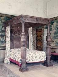Eget sengestel, hovedgærde udskåret med våben fra James I af England og Fredrick V, kurfyrst Palatine of the Rhine, og emblemet af Henry, Prince of Wales, tidligt i det 17. århundrede