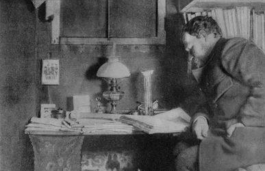 Otto Nordenskjöld ved sit skrivebord, Snow Hill, Antarktis, 1901-03