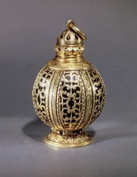 Duftkugle, dekoreret med ciseleret rulleornamentik omkring sort emalje, forgyldt sølv, sandsynligvis engelsk, ca. 1580