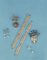Udvalg af Art Deco smykker: link armbånd; safir og diamant ur; solitaire ringe; cabuchon safir spray broche (diamant)