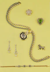 Udvalg af smykker: Art Deco-stil kulturperlehalskæde med gule og blå safirer; diamant- og perlevedhængsøreringe; opal og rose diamant klynge stjerne broche; rosen diamant puddel broche