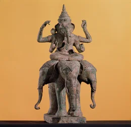 Statue af den hinduistiske gud Ganesh (malet sten)