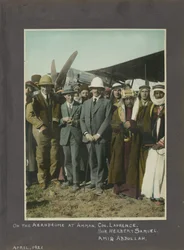 T.E. Lawrence, Sir Herbert Samuel og Amir Abdullah på Amman flyveplads, Jordan, 1921 (håndfarvet tryk)