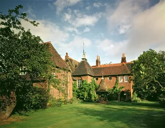 Udsigt over det ydre af The Red House, Bexleyheath, designet af William Morris (1834-96) med Philip Webb som arkitekt, færdiggjort 1859