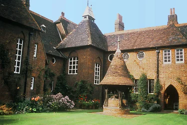 Udsigt over det ydre af The Red House, Bexleyheath, designet af William Morris (1834-96) med Philip Webb som arkitekt, færdiggjort 1859