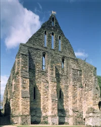 Udsigt over ruinerne af munkenes sovesal (dorter) i Battle Abbey, East Sussex