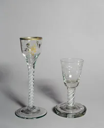 Vinglas med forgyldt dekoration, brændeglasskål og uigennemsigtig snoet stilk, ca. 1760