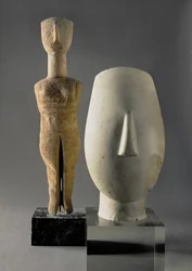 (Lto R) Figur med krydsede arme, kykladisk; hoved af en kvinde, fragment af en statue, fra Keros, tidlig kykladisk II periode ca. 2700-2400 f.Kr. (marmor)