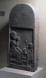 00331 Begravelsesstele af Si Gabbor, præst for måneguden, Neirab, Syrien, 7. århundrede f.Kr. (basalt)