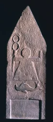 00357 Votivstele forestillende Tanit, gudinde af Karthago, der holder en caduceus med en delfin og en inskription nedenfor, fønikisk, fra Tophet El-Horfa, Algeriet, 2.-1. århundrede f.Kr. (kalksten)