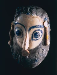 00367 Vedhæng med skægget hoved, fra Karthago, Tunesien, fønikisk, 4.-3. århundrede f.Kr. (sandkerneglas)