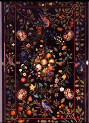 En florentinsk pietra dura bordplade indlagt med forskellige marmor og lapis lazuli centreret af en udstilling af frugt, ca. 1670