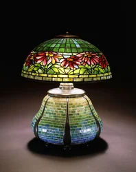 En "Poinsettia" bordlampe af bly af glas, ca. 1902-1932