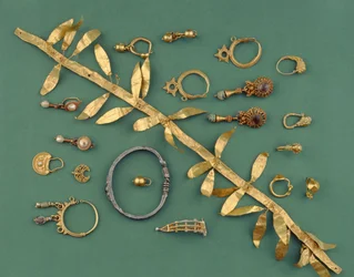 En samling af hellenistiske, byzantinske og romerske smykker, herunder et bladgulddiadem, et østlig middelhavssølvarmbånd, halvmånevedhæng og en guldfibula, der spænder fra det 3. til det 1. århundrede e.Kr. (guld, sølv)