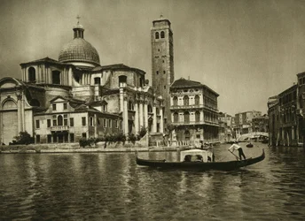 En gondol i Canal Grande overfor kirken Saint Jeremiah (San geremia) i kvarteret Cannaregio. Venedig fotografi af Wilhelm Bode