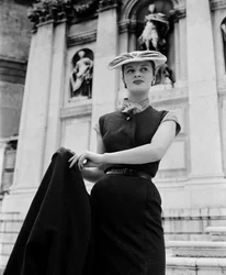 En model iført Christian Dior-mode i Venedig, 3. juni 1951: Outside La Salute