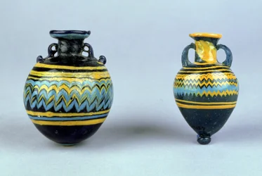 Amforaer, sandsynligvis senhellenistisk, ca. 2.-1. århundrede f.Kr. (farvet glas)
