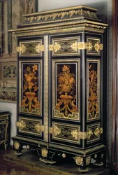 Armoire, med intarsiadekoration, af Andre Charles Boulle (1642-1732), Paris, slutningen af det 17. århundrede (ibenholt og bronze)