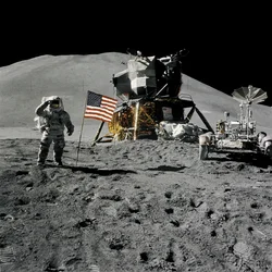 Astronaut Jim Irwin hylder det amerikanske flag under Apollo 15-missionen