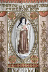 Banner: ""St. Therese af Jesusbarnet, bed for os."", Honfleur, Frankrig