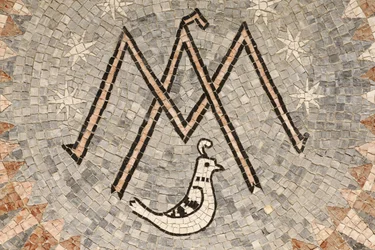 Bebudelsesbasilikaen, bogstavet M-symbol for Jomfru Maria., Nazareth, Israel