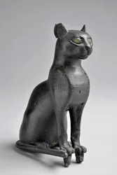 Bastet. Statuette bronzeform (metal). Lav epoke (750-332 f.Kr.) Egypten - Dim i cm 13 - Inventar nummer 735, Musee d