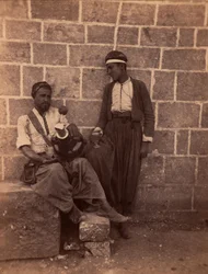 Limonadehandlere i Beirut. Fotografi af Charles Lallemand (1826-1904) i "Syria, costumes, voyages and landscapes". 1865. Privat samling.