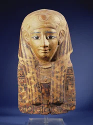 Kartonnage mumie hovedbeklædning med lappet paryk, øjnene indlagt med obsidian og alabast, egyptisk, sen periode (644-332 f.Kr.)