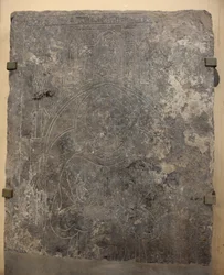 Katedralsamling. Fragment af en stenplade. Bas-relief. En kirkelig embedsmand. Oprindelseskirke (Saint-Quentin af Tournai. Slutningen af det 13. århundrede. Detalje.