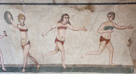 Chamber of the Ten Maidens eller mosaikken af "Bikini-pigerne". Generelt overblik over det øverste panel: vægt, skivekast og løb. 3. - 4. århundrede. Romersk villa i Casale, Sicilien. UNESCO-sted.